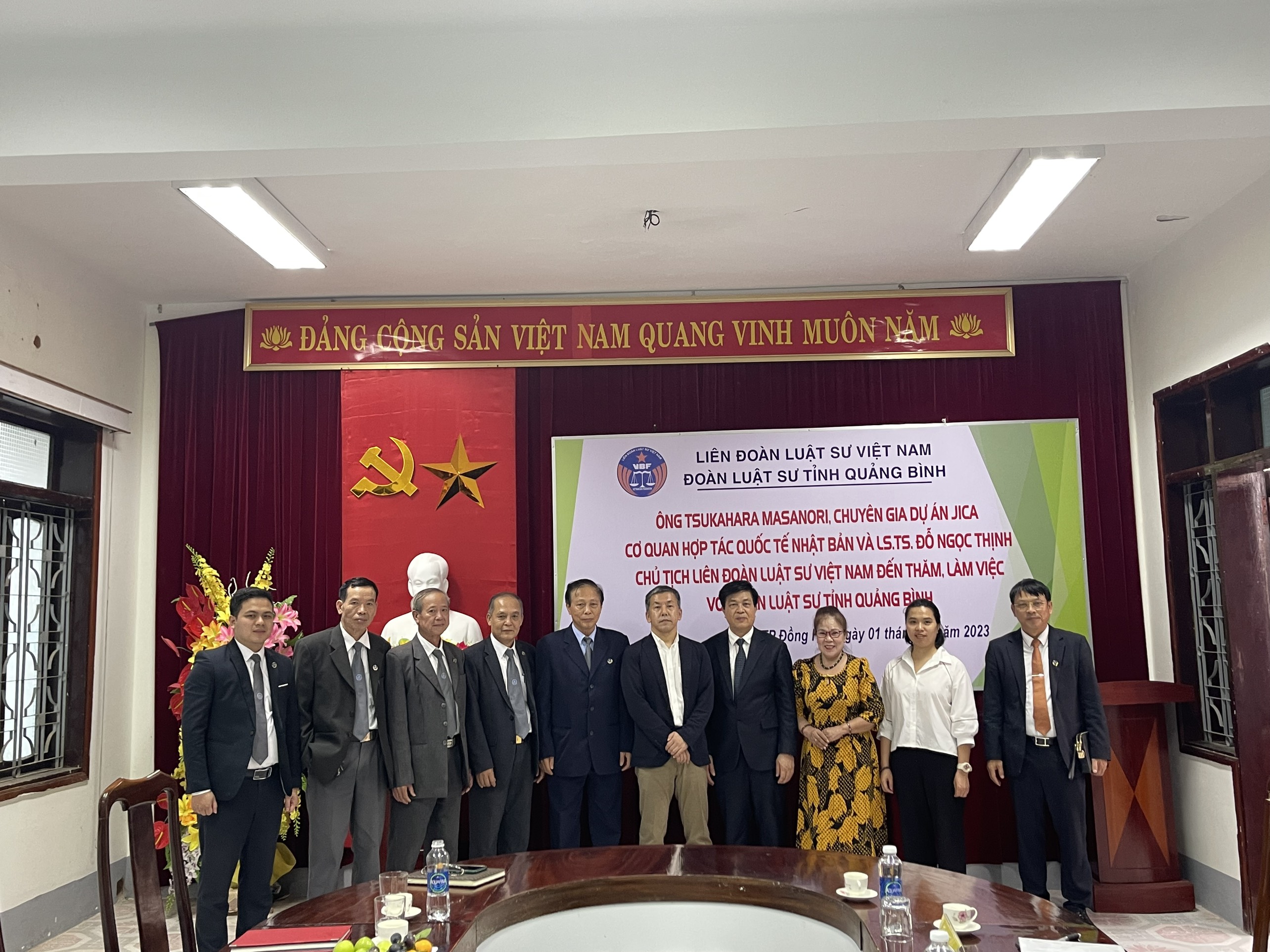 ĐẠI DIỆN THƯỜNG TRỰC LIÊN ĐOÀN LUẬT SƯ VIỆT NAM VÀ CHUYÊN GIA DỰ ÁN JICA KHẢO SÁT CÔNG TÁC TRUYỀN THÔNG VÀ CHUYỂN ĐỔI SỐ TẠI  ĐOÀN LUẬT SƯ TỈNH QUẢNG BÌNH